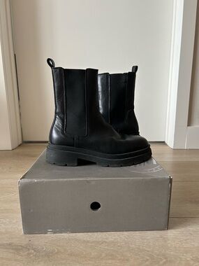 HM Premium Leather Black Chelsea Platform Boots - Stylish Women’s Ankle Boot